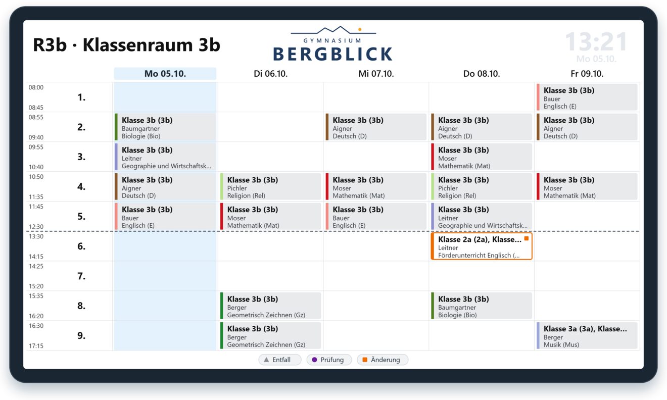 Digitales Türschild im hellen Layout mit Schullogo und markierter Vertretung